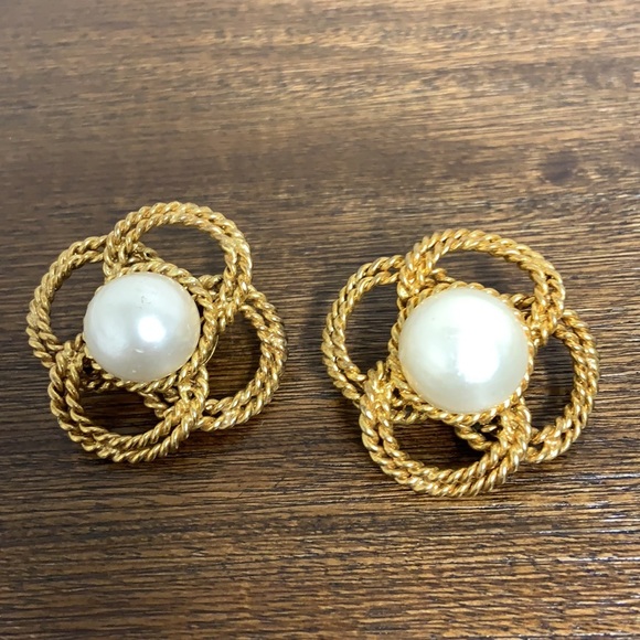 Vintage Chanel pearl camellia earrings - Picture 2 of 8